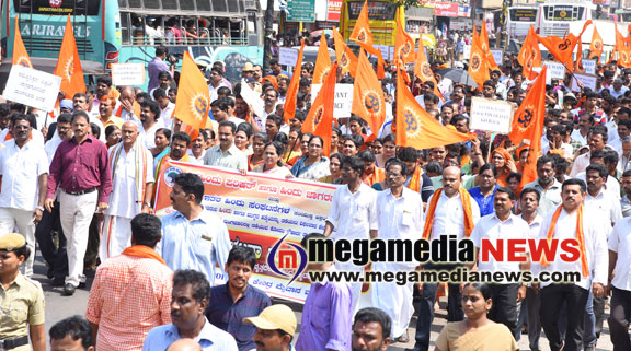 hindu outfits protest 