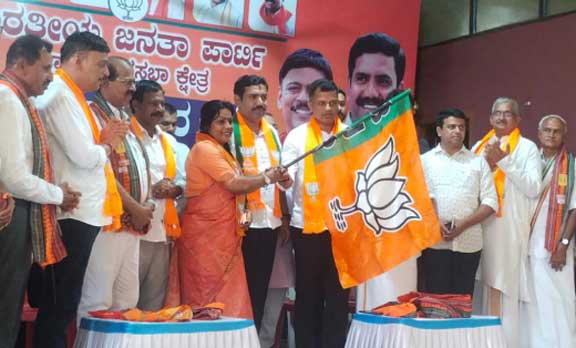 Ex mayor, Congress leader Kavita Sanil joins BJP