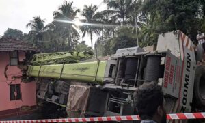 Crane-Crashes Near-Moodbidre