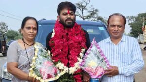 Abhijit-Dipke-with-parents